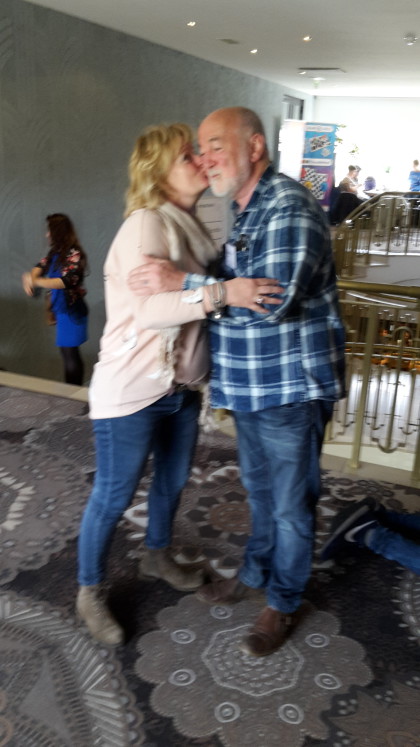 Sibbele wordt gefeliciteerd door Saskia